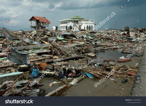 De Tsunami van 2004 in Aceh: Een Verwoestende Natuurramp met Lastelijke Gevolgen voor de Indonesische Geschiedenis